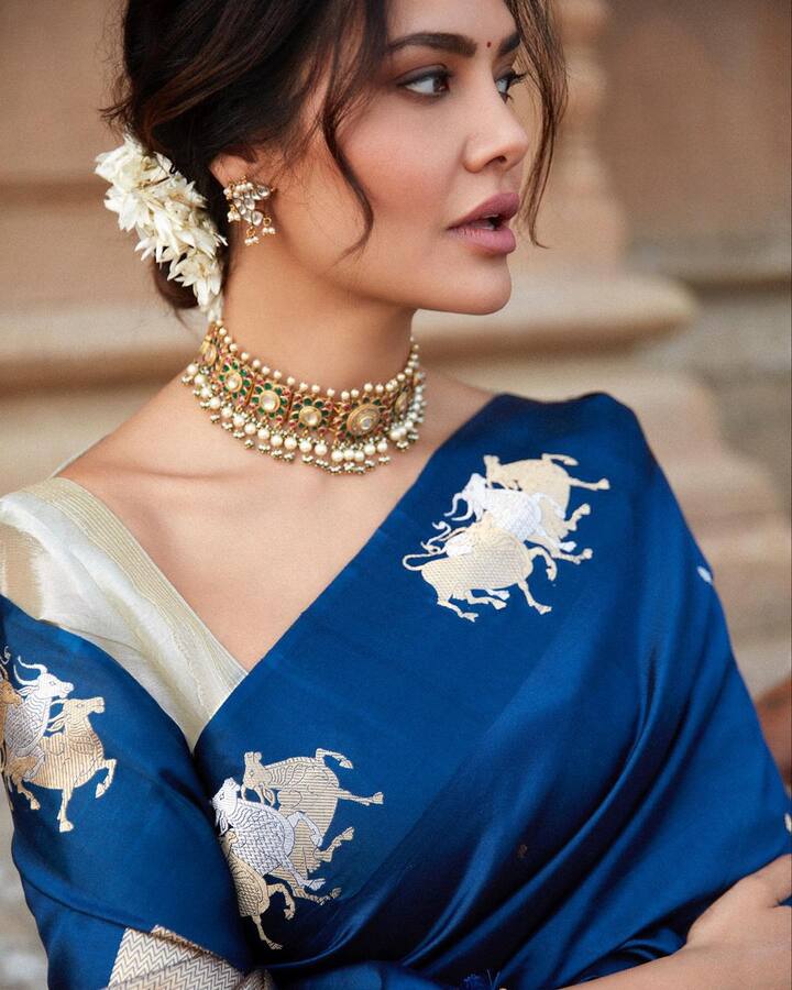 She exemplified a bygone era with her pearl and stone-encrusted kundan choker.