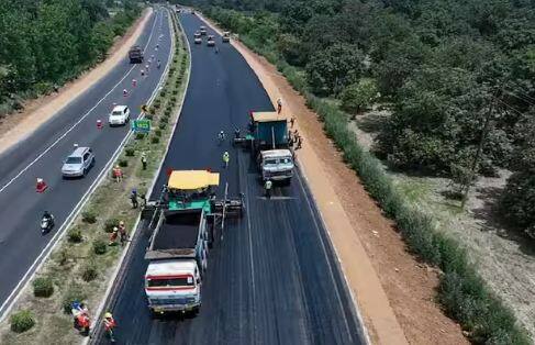 ਇਸ ਦੇ ਨਾਲ, ਮੰਤਰਾਲਾ ਦੇਸ਼ ਭਰ ਦੇ ਰਾਸ਼ਟਰੀ ਰਾਜਮਾਰਗਾਂ ਨੂੰ ਦੋ ਲੇਨ ਤੋਂ ਛੋਟੇ ਬਣਾਉਣਾ ਚਾਹੁੰਦਾ ਹੈ। ਇਸ ਟੀਚੇ ਨੂੰ ਹਾਸਲ ਕਰਨ ਲਈ 2027-28 ਦੀ ਸਮਾਂ ਸੀਮਾ ਤੈਅ ਕੀਤੀ ਗਈ ਹੈ।