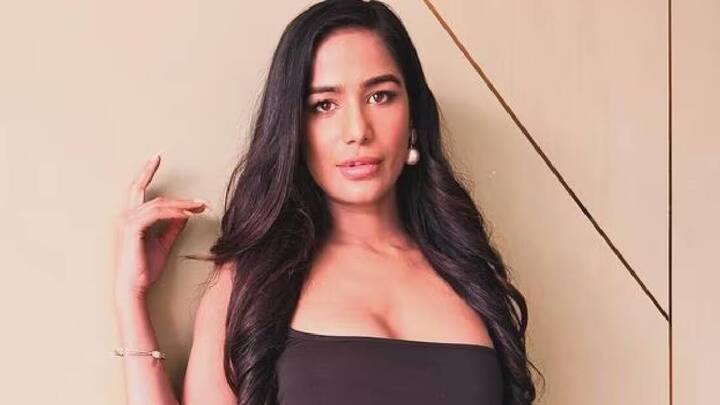 Actress Poonam Pandey is alive, issues video on Instagram claiming ‘awareness’ for Cervical Cancer Poonam Pandey: “நான் இன்னும் சாகல”..வீடியோ வெளியிட்ட பூனம் பாண்டே.. அதிர்ந்து போன திரையுலகினர்!