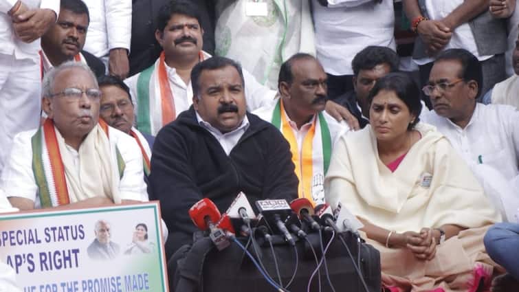 Congress YS Sharmila Protest Delhi For Andhra Pradesh Special Category Status, Bifurcation Promises Manickam Tagore YS Sharmila Protests In Delhi For Special Category Status, Bifurcation Promises To Andhra Pradesh