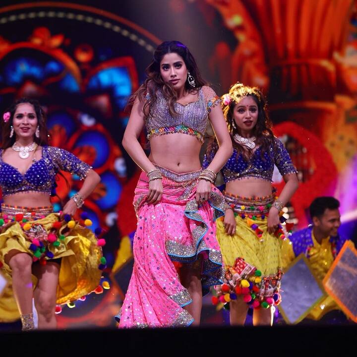 જાહ્નવી કપૂરના કિલર લુક્સ આ ફોટામાં સુંદરતા વધારવાનું કામ કરી રહ્યા છે.