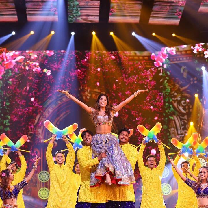 એક્ટ્રેસ જાહ્નવી કપૂર તેની બોલ્ડનેસ માટે ખૂબ જ ફેમસ છે. તે સોશિયલ મીડિયા પર એક પછી એક તસવીરો શેર કરતી રહે છે.