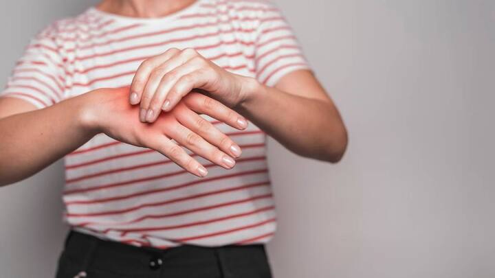 हेल्थ एक्सपर्ट्स के मुताबिक, किसी भी सूप में नमक का इस्तेमाल होता है. कई बार नमक की मात्रा ज्यादा भी हो जाती है. ऐसे में सूप को पीने से शरीर में सोडियम की मात्रा काफी ज्यादा बढ़ सकती है. सोडियम का लेवल शरीर में बढ़ने से बीपी की समस्या हो सकती है. इसकी वजह से हार्ट अटैक और ब्रेन स्ट्रोक का खतरा कई गुना बढ़ जाता है.