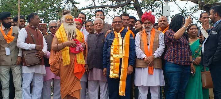 सभी जय श्री राम के उद्घोष लगा रहे थे और खुशी झलक रही थी. इस ट्रेन में धार्मिक और राजनीतिक संगठनों के साथ कार सेवक सहित अन्य लोग ही गए. आम लोगों के लिए यह ट्रेन नहीं थी.