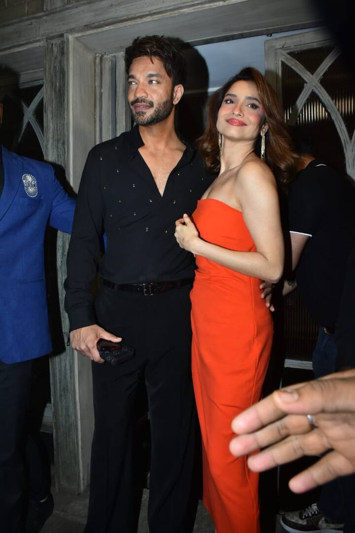 विक्की के लुक की बात करें तो बिग बॉस 17 के मास्टरमाइंड के तौर पर फेमस हुए विक्की जैन ने अपनी पत्नी अंकिता की रेड ड्रेस को कॉम्पलीमेंट करते हुए ऑल ब्लैक लुक कैरी किया था.