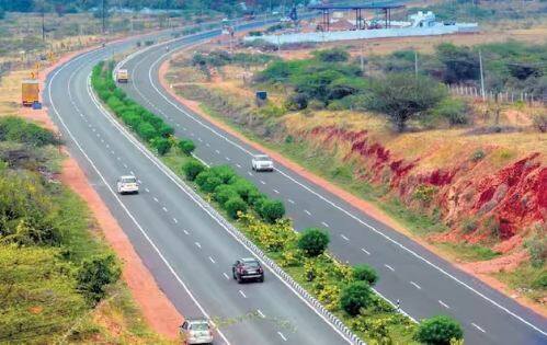 ਦੇਸ਼ ਵਿੱਚ ਲਗਾਤਾਰ ਤੇਜ਼ ਰਫ਼ਤਾਰ ਨਾਲ ਸੜਕਾਂ ਬਣਾਉਣ ਦਾ ਰਿਕਾਰਡ ਬਣਾਇਆ ਗਿਆ ਹੈ। ਹੁਣ ਸੜਕੀ ਆਵਾਜਾਈ ਮੰਤਰਾਲਾ ਨਵਾਂ ਰਿਕਾਰਡ ਬਣਾਉਣ ਦੀ ਤਿਆਰੀ ਕਰ ਰਿਹਾ ਹੈ। ਇਹ ਇੱਕ ਵਿੱਤੀ ਸਾਲ ਵਿੱਚ ਸਭ ਤੋਂ ਵੱਧ ਸੜਕਾਂ ਬਣਾਉਣ ਦਾ ਰਿਕਾਰਡ ਹੈ।