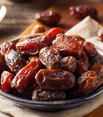 ਖਜੂਰ 'ਚ ਮੌਜੂਦ ਕੈਲਸ਼ੀਅਮ, ਪੋਟਾਸ਼ੀਅਮ, ਆਇਰਨ ਅਤੇ ਹੋਰ ਜ਼ਰੂਰੀ ਤੱਤ ਸਾਨੂੰ ਕਈ ਤਰ੍ਹਾਂ ਨਾਲ ਲਾਭ ਪਹੁੰਚਾਉਣ ਦਾ ਕੰਮ ਕਰਦੇ ਹਨ।