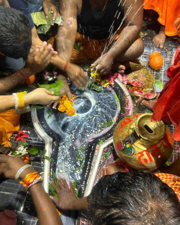 बारह ज्योतिर्लिंगों में से एक पवित्र वैद्यनाथ शिवलिंग झारखंड के देवघर में स्थित है. इस जगह को लोग बाबा बैजनाथ धाम के नाम से भी जानते हैं. कहा जाता है कि भोलेनाथ यहां आने वाले सभी भक्तों की मनोकामनाएं पूरी करते हैं. इसलिए इस शिवलिंग को 'कामना लिंग' भी कहते हैं. बैद्यनाथ धाम शक्तिपीठ को लेकर भी फेमस है क्योंकि यहां माता का हृदय गिरा था. यही कारण है कि इस स्‍थान को हार्दपीठ के नाम से भी जाना जाता है.