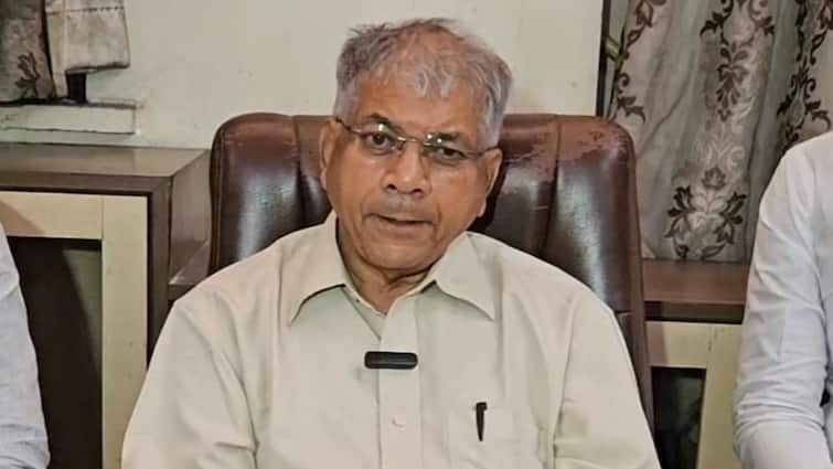 Prakash Ambedkar reaction to lal krishna advani to be honoured with bharat ratna Ahmednagar Maharashtra Marathi News Prakash Ambedkar : जिन्नांच्या मजारीवर फुलं चढवल्याने पक्षातून काढले, आता भारतरत्न दिल्याने अडवाणी दोषमुक्त झाले का? प्रकाश आंबेडकरांची खोचक टीका