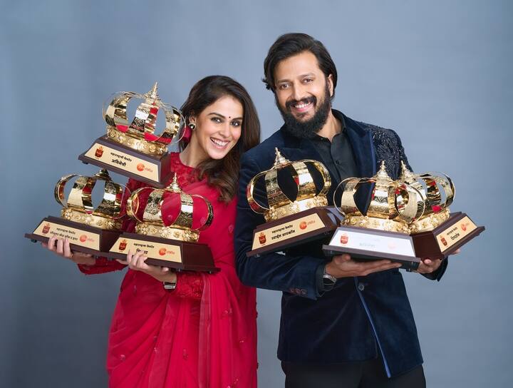लग्नानंतर जिनिलिया मनोरंजनसृष्टीपासून दूर होती. पण मुलं मोठी झाल्यानंतर आता तिने पुन्हा एकदा 'वेड' (Ved) या सिनेमाच्या माध्यमातून मनोरंजनसृष्टीत पदार्पण केलं आहे. रितेश-जिनिलियाच्या आगामी सिनेमांची प्रेक्षकांना उत्सुकता आहे. (Image Source : Instagram/ riteishd)