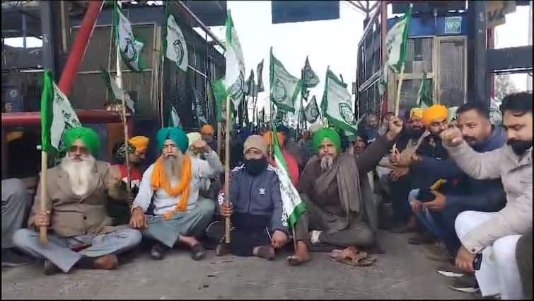 Farmer Protest in amritsar toll plaza Amritsar News: ਭਾਨਾ ਸਿੱਧੂ ਦੇ ਹੱਕ ‘ਚ ਟੋਲ ਪਲਾਜ਼ਿਆਂ ‘ਤੇ ਕਿਸਾਨਾਂ ਨੇ ਕੀਤਾ ‘ਕਬਜ਼ਾ’, ਮੁੱਖ ਮੰਤਰੀ ਮਾਨ ਨੂੰ ਦਿੱਤੀ ਚਿਤਾਵਨੀ