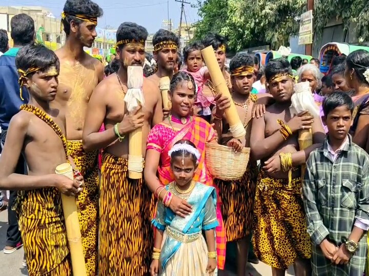 பழனி முருகனை திருமணம் செய்த வள்ளிக்கு  குறவர் இனமக்களின் சார்பில் தாய் வீட்டு சீதனம்