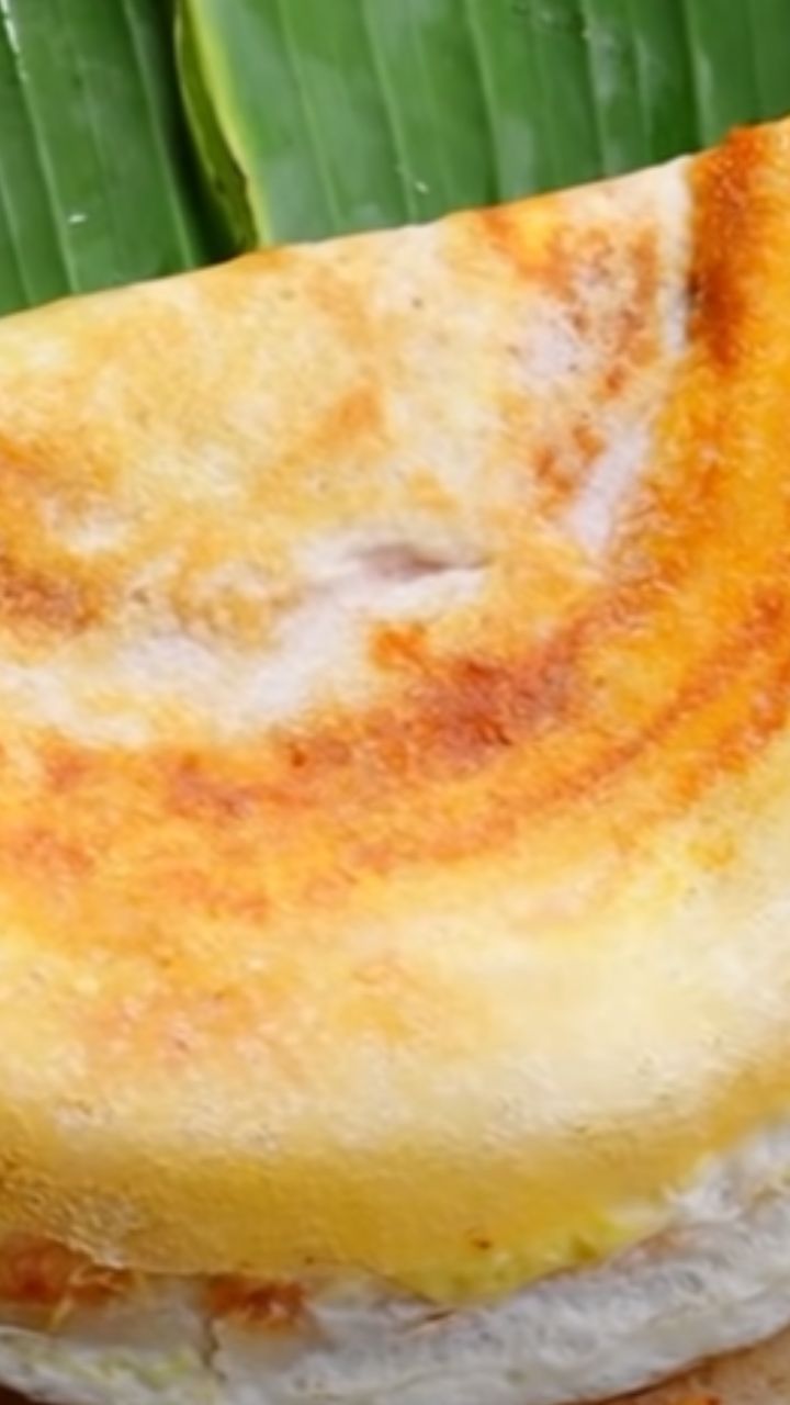 அடுப்பில் கடாய் வைத்து 3 ஸ்பூன் எண்ணெய் சேர்த்து சூடாக்கவும்