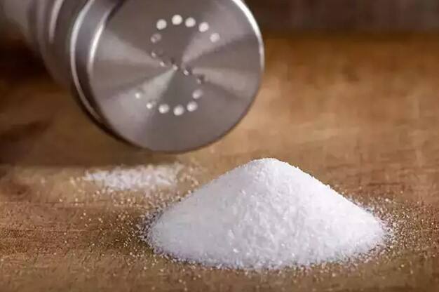 High Salt: જો ભોજનને સ્વાદિષ્ટ બનાવવું હોય તો તેમાં મસાલા મહત્વની ભૂમિકા ભજવે છે. મીઠું પણ એટલી જ મહત્વની ભૂમિકા ભજવે છે. મીઠા વગર ખોરાક અધૂરો રહે છે. મીઠું ખાવાથી શરીરને સ્વાદ અને આયોડિન મળે છે. આયોડિન શરીરમાં થાઇરોઇડ ગ્રંથિના કાર્યને નિયંત્રિત કરવામાં મદદ કરે છે. સોડિયમ મીઠામાં જોવા મળે છે.