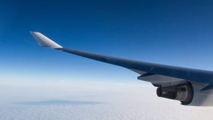 इसके अलावा इमरजेंसी के लिए फ्लाइट में ऑक्सीजन सिलेंडर भी रखा होता है. जिसका किसी आपात स्थिति में उपयोग किया जाता है.