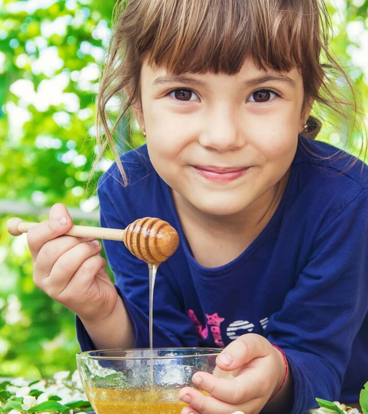 જન્મ પછી બાળકને સ્વસ્થ રાખવા માટે ઘણી પદ્ધતિઓ અપનાવવામાં આવે છે. ઘણી જગ્યાએ, જન્મ પછી તરત જ નવજાત શિશુને મધ આપવામાં આવે છે. જો કે, બાળકો માટે તે કેટલું સલામત છે તે જાણવાનો ભાગ્યે જ કોઈએ પ્રયત્ન કર્યો છે. આવી સ્થિતિમાં, આ તમને જણાવીશું કે બાળકને મધ આપવું યોગ્ય છે કે નહીં.