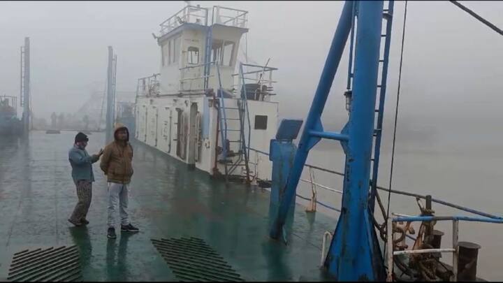 ঘন কুয়াশার জেরে সাগরে বন্ধ হয়ে যায় ভেসেল পরিষেবা। ডায়মন্ড হারবার, কাকদ্বীপে কুয়াশার কারণে দৃশ্যমানতা কমে যাওয়ায় পরিষেবা ব্যাহত হয়। কাকদ্বীপের লট এইট বা সাগরের কচুবেড়িয়া, কোনও জায়গাতেই ভেসেল পরিষেবা চালু করা যায়নি সকালে।