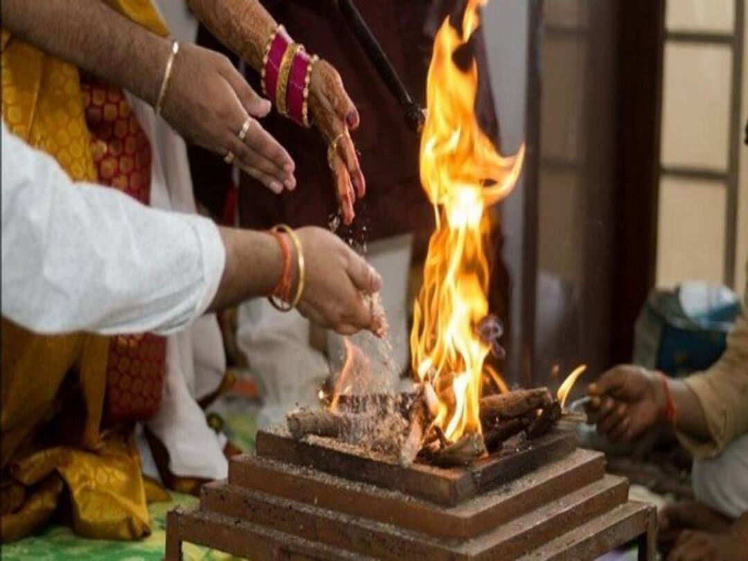 Vastu Tips marathi news Which direction to face while doing havan pooja know vastu shashtra special rules related to pooja Vastu Tips : हवन-पूजा करताना कोणत्या दिशेला तोंड करावे? वास्तुशास्त्रानुसार पूजेशी संबंधित खास नियम, जाणून घ्या