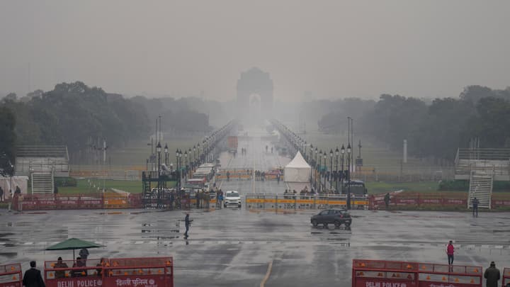 Delhi Weather Update: बीते दिनों दिल्ली में हुई बारिश से मौसम के मिजाज के साथ वायु गुणवत्ता में सुधार देखने को मिला था. हालांकि शुक्रवार शाम तक वायु गुणवत्ता 222 तक खराब श्रेणी तक पहुंच गई.