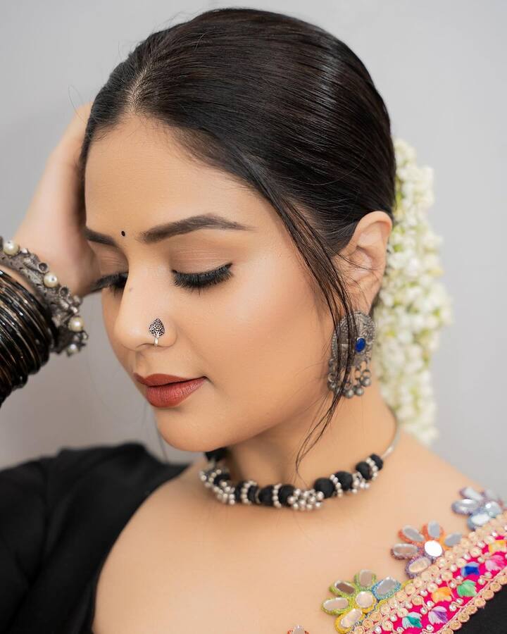 యాంకర్ గానే కాకుండా నటిగా, ప్రొమోషన్స్ ద్వారా శ్రీముఖి కెరీర్ బాగానే ప్లాన్ చేసుకుంది.