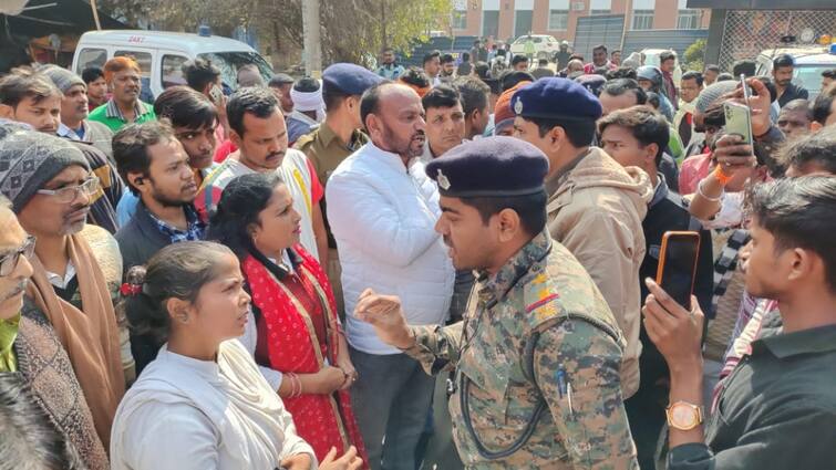 People angry over molestation of minor girl in Arrah blocked the road ann Bihar Crime: आरा में नाबालिग छात्रा से सामूहिक दुष्कर्म मामले में अभी तक नहीं हुई गिरफ्तारी, गुस्साए लोगों ने किया सड़क जाम