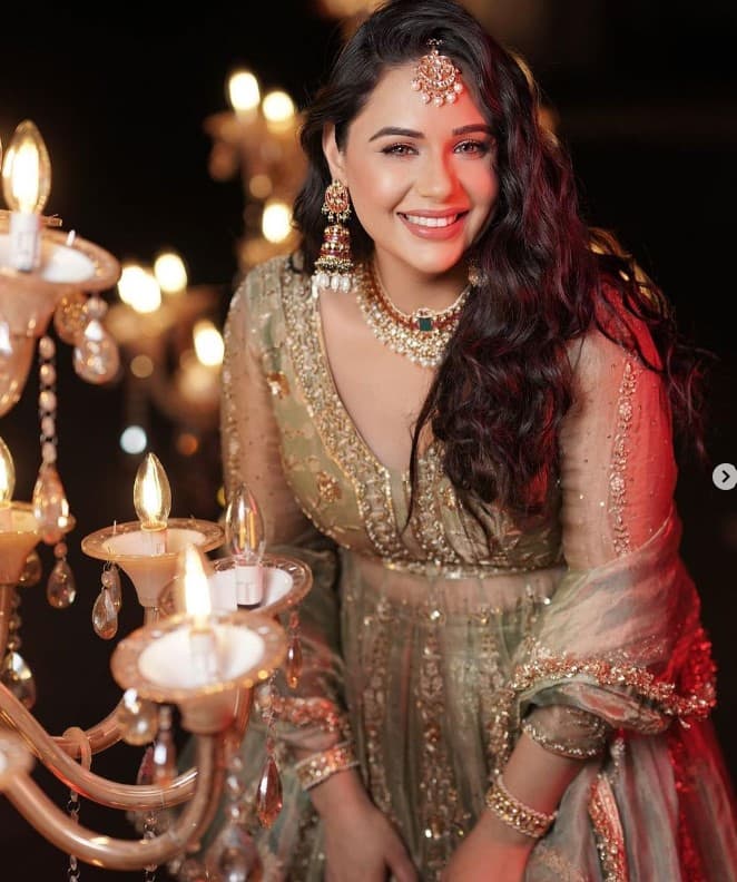 ਜਿਸ ਦੀਆਂ ਤਿਆਰੀਆਂ ਵੀ ਉਨ੍ਹਾਂ ਵੱਲੋਂ ਸ਼ੁਰੂ ਕਰ ਦਿੱਤੀਆਂ ਗਈਆਂ ਹਨ। ਹਾਲ ਹੀ ਵਿੱਚ ਪੰਜਾਬੀ ਅਦਾਕਾਰਾ ਗਾਇਕ ਗੀਤਾ਼ਜ਼ ਬਿੰਦਰੱਖੀਆ ਦੇ ਘਰ ਵਿਆਹ ਦਾ ਕਾਰਡ ਦੇਣ ਪੁੱਜੀ। ਜਿਸ ਦਾ ਵੀਡੀਓ ਸੋਸ਼ਲ ਮੀਡੀਆ ਉੱਪਰ ਤੇਜ਼ੀ ਨਾਲ ਵਾਇਰਲ ਹੋ ਰਿਹਾ ਹੈ।