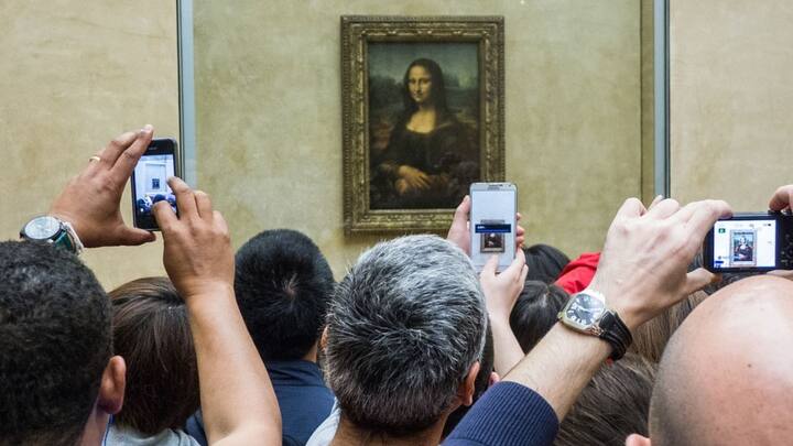 ডা ভিঞ্চি যদিও কোনও রকম আড়ম্বর ছাড়াই ক্যানভাসে ‘মোনালিসা’কে ফুটিয়ে তোলেন। স্বচ্ছ আচ্ছাদন পরনে রয়েছে শুধু। কোনও গহনা নেই শরীরে। ঠোঁটের কোণে বিষাদ মেশানো ঈষৎ হাসি, আর মায়াবি দু’টি চোখ। ছবি: পিক্সাবে।