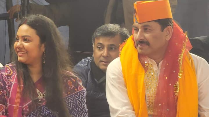 दूसरे दिन हनुमंत कथा के शुभारंभ में 51 मंदिरों के पुजारियों एवं बाबा श्याम गिरी मंदिर महंत तथा मरघट वाले बाबा के महंत वैभव शर्मा एवं महंत नवल किशोर दास आरती में शामिल हुए. इस अवसर पर भजन गायक कन्हैया मित्तल ने मनोज तिवारी के सुर में सुर मिलाकर अपने भजन गायकी के भक्ति भाव में श्रद्धालुओं को झूमने पर मजबूर कर दिया.