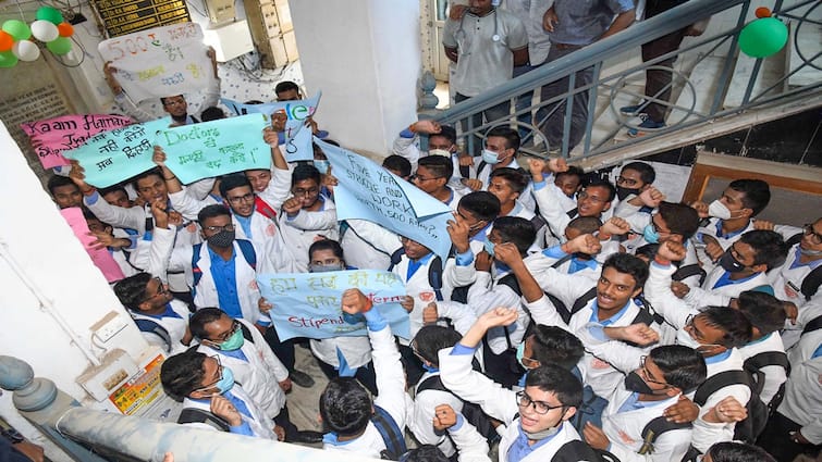 Resident Doctors Strike Today in Maharashtra State for pending demands Medical Education Minister Hasan Mushrif' request to Resident Doctors back Strike marathi news मोठी बातमी! प्रलंबित मागण्यांसाठी आजपासून राज्यभरातील निवासी डॉक्टर संपावर;  सरकारसोबत झालेली बैठक निष्फळ