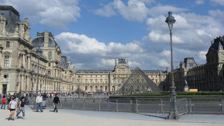 শুধু তাই নয়, ছবিতে মনুষ্যচরিত্রের জটিলতাও ডা ভিঞ্চি নিখুঁত ভাবে ফুটিয়ে তুলেছেন বলে মত গবেষকদের। তাঁর মতে, ছবিতে ‘মোনালিসা’র ঠোঁটের কোণে এক চিলতে হাসি রয়েছে বলে মনে হয়। কিন্তু কোথাও যেন নিজেকে সংযত করার চেষ্টাও রয়েছে, যেন অদৃশ্য এক দেওয়াল তুলেছেন ‘মোনালিসা’। ছবি: পিক্সাবে।