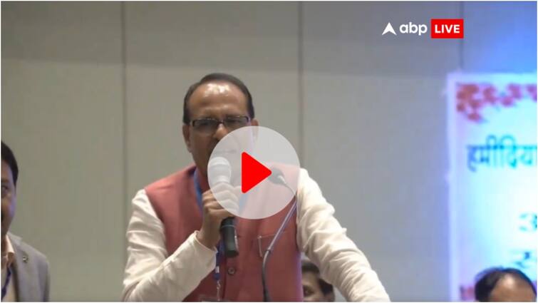 Video: 'एहसान मेरे दिल पर तुम्हारा है दोस्तों...', अलग अंदाज में दिखे शिवराज सिंह चौहान ने दिया ये खास मैसेज Shivraj Singh Chouhan seen singing for old friends in a college function give message on Friendship Video: 'एहसान मेरे दिल पर तुम्हारा है दोस्तों...', अलग अंदाज में दिखे शिवराज सिंह चौहान ने दिया ये खास मैसेज