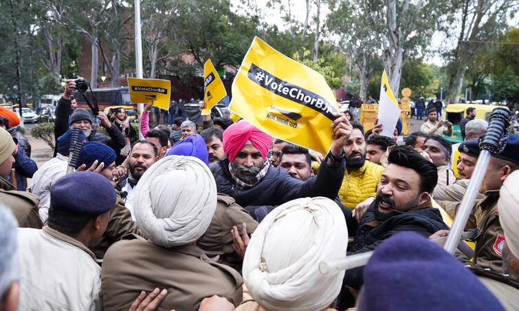 AAP leaders to go on hunger strike in front of Municipal corporation Bhawan Chandigarh against BJP's fraud in election ਚੰਡੀਗੜ੍ਹ ਮੇਅਰ ਦੀਆਂ ਚੋਣਾਂ 'ਚ ਭਾਜਪਾ ਦੀ ਧੋਖਾਧੜੀ ਖਿਲਾਫ ਨਗਰ ਨਿਗਮ ਦਫਤਰ ਦੇ ਸਾਹਮਣੇ ਭੁੱਖ ਹੜਤਾਲ ਕਰਨਗੇ 'ਆਪ' ਆਗੂ