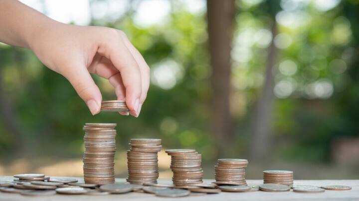 देश का सबसे बड़ा बैंक स्टेट बैंक ऑफ इंडिया ग्राहकों को एक साल से लेकर 2 साल की एफडी स्कीम 7.30 फीसदी ब्याज दर ऑफर कर रहा है. वहीं 2 से 3 साल की एफडी स्कीम बैंक द्वारा 7.5 फीसदी ब्याज ऑफर किया जा रहा है. अमृत कलश स्कीम के तहत बैंक 400 दिन की एफडी स्कीम पर बैंक सीनियर सिटीजन को 7.60 फीसदी ब्याज दर ऑफर कर रहा है.