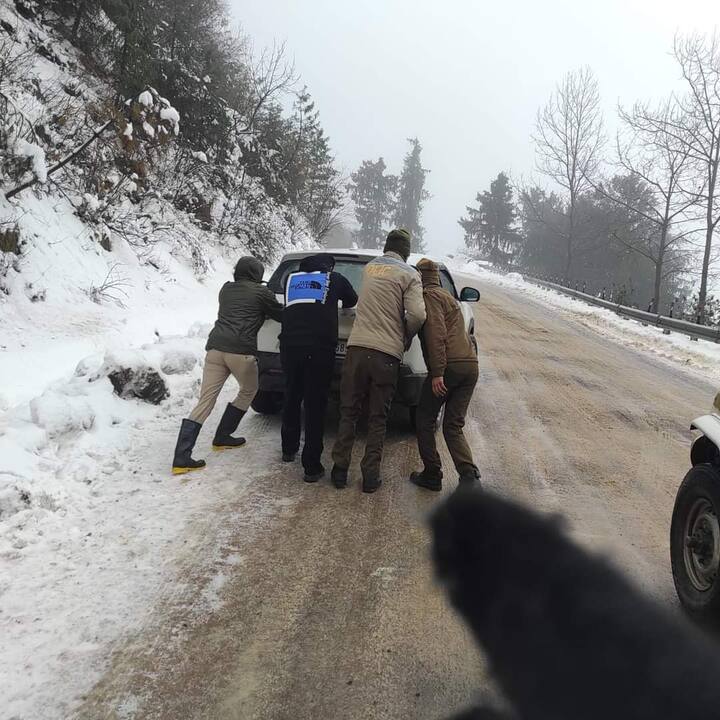 शिमला पुलिस के जवान लगातार ग्राउंड जीरो पर डटे हुए हैं. स्थानीय प्रशासन ने लोगों से गैर जरूरी होने पर यात्रा न करने की अपील की है. कई सड़कों पर बर्फबारी की वजह से काफी फिसलन है. ऐसी सड़क पर सफर करना फिलहाल असुरक्षित है.