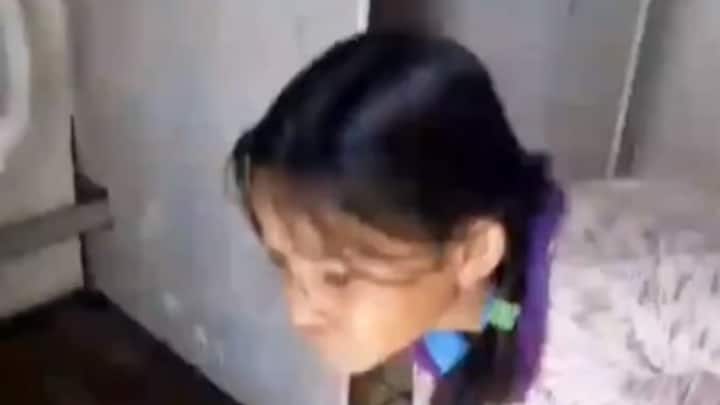 Congress Leader Alka Lamba Cornered BJP over Girl Student cleaning school toilet in Bhopal MP News ANN MP: भोपाल में छात्रा से स्कूल का टॉयलेट साफ कराने पर कांग्रेस ने BJP को घेरा, अल्का लांबा बोलीं- 'इनका बेटी पढ़ाओ-बेटी...'