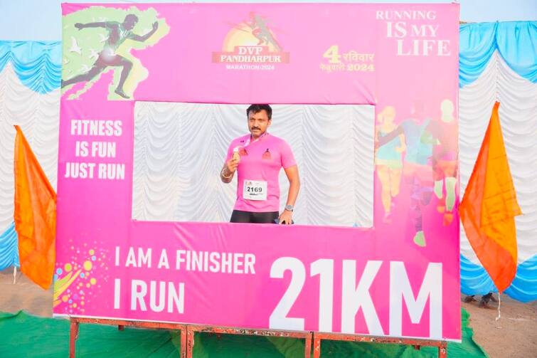 Omprakash Rajenimbalkar Omraje Nimbalkar pandharpur marathon solapur abhijit patil maharashtra marathi news  Omraje Nimbalkar : सगळ्यांना वाटलं खासदार मॅरेथॉनचे रिबिन कापायला आले, पण थेट स्पर्धेत भाग घेतला; ओमराजे निंबाळकर एका तासात 21 किमी धावले