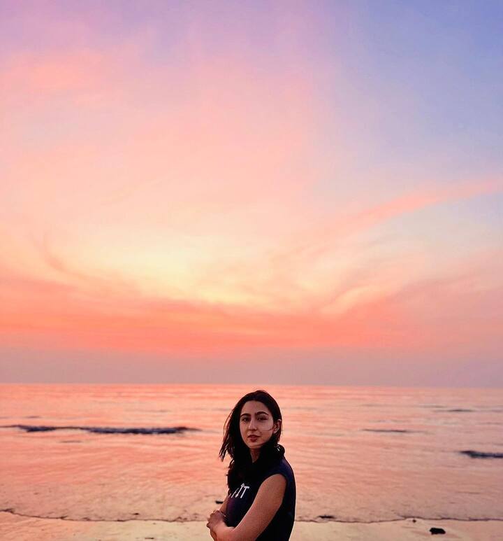 Sara took to her Instagram, where she shared a string of pictures from the beach, spending time looking at the sunset.