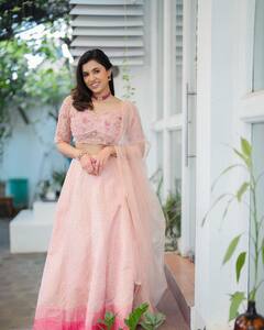 Anju Kurian Photos : அழகே உருவாய் நிற்கும் அழகி அஞ்சு குரியன்..புகைப்படங்கள் இதோ!