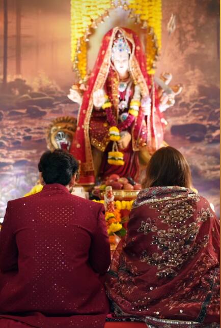 एक्ट्रेस अपने होने वाले पति के साथ भक्ति के रंग में रंगी दिख रही हैं.