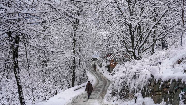 Kashmir Snowfall: अधिकारियों ने बताया कि कश्मीर के मैदानी इलाकों में मध्यम बर्फबारी हुई, जबकि ऊंचाई वाले स्थानों पर भारी बर्फबारी हुई.