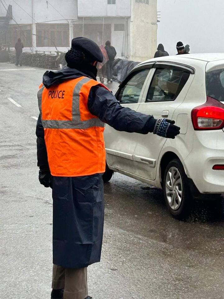 पुलिस पेट्रोलिंग व्हीकल न सिर्फ गाड़ियों को बर्फ से बाहर निकलने में मदद कर रही है, बल्कि रास्ते में फंसे लोगों को भी गंतव्य स्थल तक भी पहुंच रही है. हाड कंपा देने वाली ठंड में शिमला पुलिस के जवानों के जज्बे की जमकर तारीफ हो रही है.