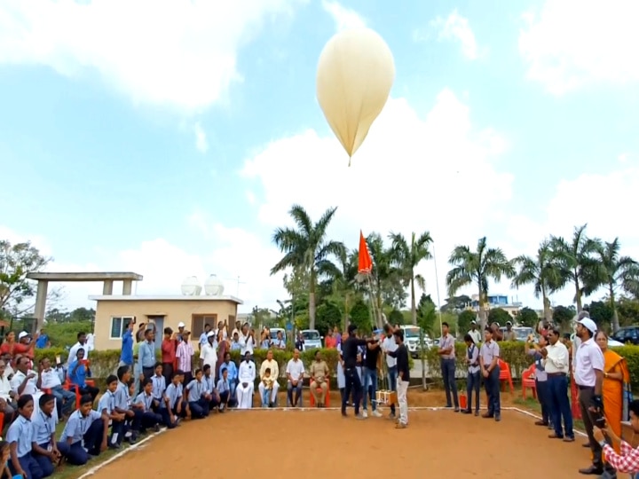 இந்தியாவில் முதல் முறையாக பள்ளியில் இருந்து செலுத்தப்பட்ட சாட்டிலைட்  - ஒரு லட்சம் அடி உயரம் சென்று விண்ணில் ஆய்வு