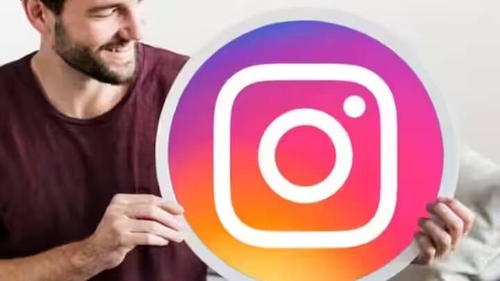 Instagram અન્ય યૂઝર્સ દ્વારા શેર કરેલી નોંધો પર આવતી કૉમેન્ટ્સ યૂઝર્સને બતાવશે. તે નોટ્સ પ્રોમ્પ્ટ પર કરંટ મોડનો વિકલ્પ હશે. જો યુઝર્સ યોર રિસ્પોન્સ બટન પર ક્લિક કરે છે અને અન્ય યૂઝર્સને નોટ્સ પ્રોમ્પ્ટ પર કોમેન્ટ કરે છે અને શેર પર ક્લિક કરે છે, તો તેમની કોમેન્ટ પણ શેર કરવામાં આવશે.