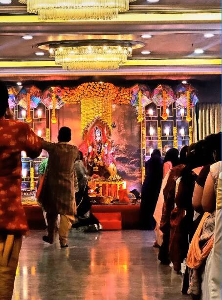 शादी के फंक्शन की शुरुआत एक्ट्रेस ने माता रानी की पूजा-अर्चना से की है.