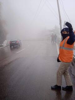 In Pics: माइनस डिग्री तापमान में भी ग्राउंड जीरो पर डटे हैं शिमला पुलिस के जवान, बिना आराम कर रहे लोगों की मदद