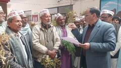 महोबा में किसानों ने मौसम के कारण खराब हुई फसलों का मांगा मुआवजा, एसडीएम को सौंपा ज्ञापन