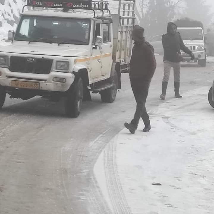 शिमला पुलिस के जवान सुबह से ही ग्राउंड जीरो पर डटकर लोगों को परेशानी से निकलने का काम कर रहे हैं. इसके अलावा जगह-जगह शिमला पुलिस की पेट्रोलिंग व्हीकल भी लोगों की मदद कर रही है.