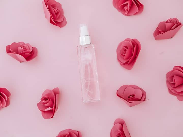Rose water is a gentle and fragrant Ayurvedic remedy that helps balance the skin's pH level and provides hydration. It acts as a natural toner, reducing redness and soothing irritated skin. (Image Source: getty)