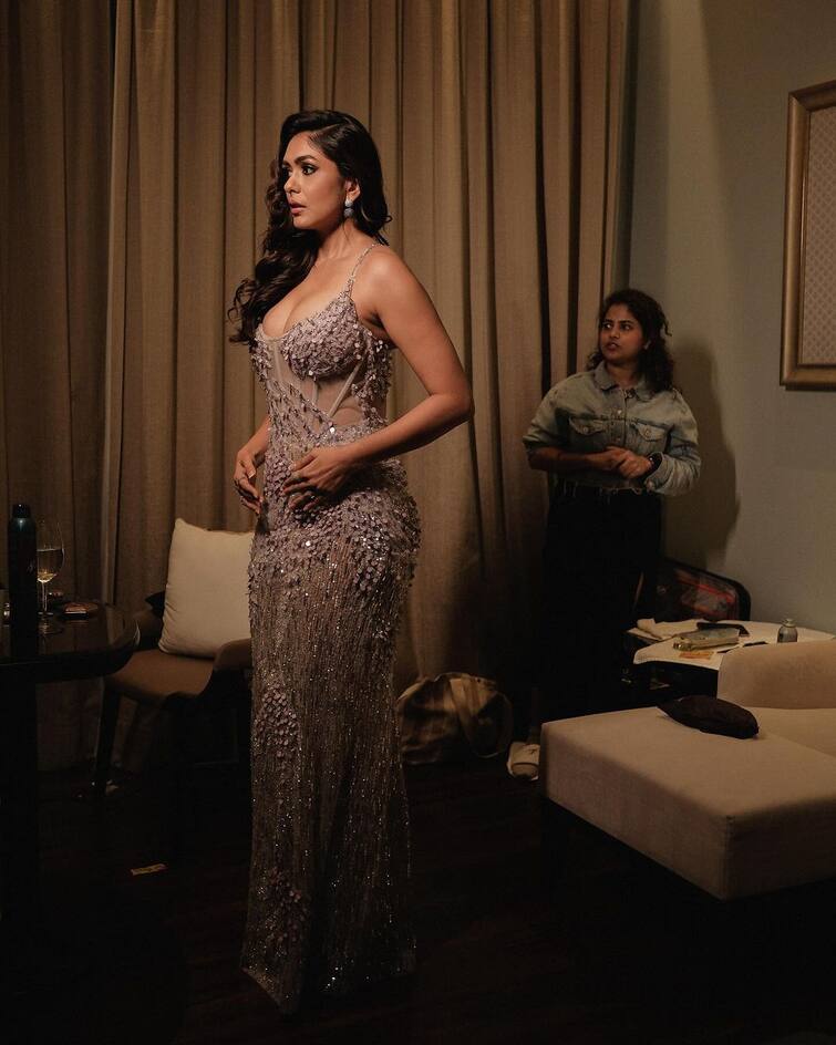 Mrunal thakur: સિલ્વર બોડીકોન ડ્રેસમાં હોટ પોઝ આપતી જોવા મળી મૃણાલ ઠાકુર, જુઓ તસવીરો