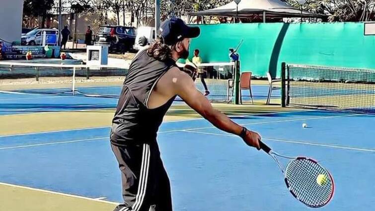 MS Dhoni playing tennis photo goes viral on social media here know latest sports news लंबे बाल और शानदार फिटनेस, IPL 2024 में पुराने लुक में नज़र आएंगे एमएस धोनी; वायरल हो रही यह तस्वीर